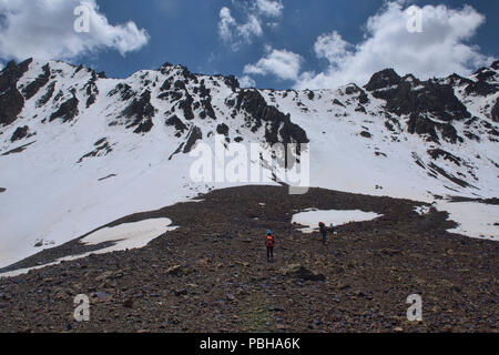 Anfahren der Sary Mogul Pass auf der epischen Höhen von Alay trek, Alay, Kirgisistan Stockfoto