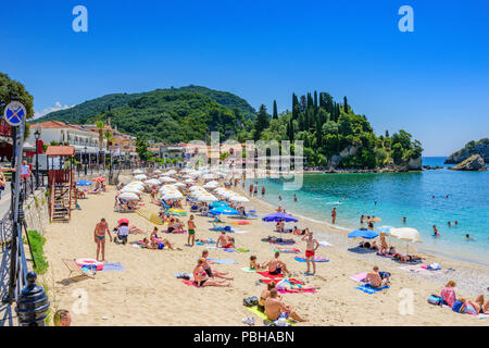 Malerischer Blick auf die erstaunliche Stadt von Parga. Im Hintergrund der berühmten panagia Inselchen mit einem griechisch-orthodoxe Kapelle. Parga Epirus, Griechenland Stockfoto