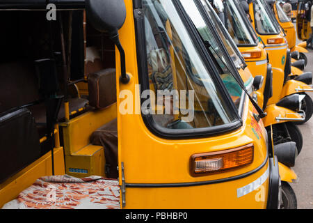 Auto-rikschas in einer Reihe auf einer Straße in Hyderabad, Indien geparkt Stockfoto