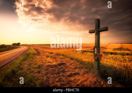 Quer über das Feld und dunklen Himmel bei Sonnenuntergang Stockfoto