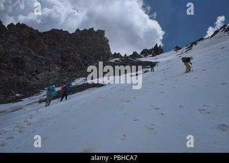 Aufsteigend die Sary Mogul Pass auf der epischen Höhen von Alay trek, Alay, Kirgisistan Stockfoto