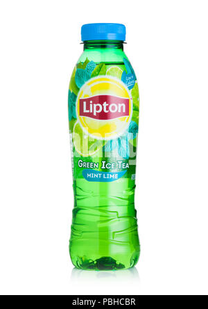 LONDON, UK, 28. JULI 2018: Kunststoff Flasche mit Lipton Ice Tea mit grüner Minze Limette Geschmack auf weißem Hintergrund. Stockfoto
