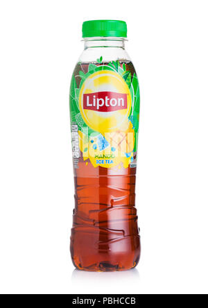 LONDON, UK, 28. JULI 2018: Kunststoff Flasche mit Lipton Ice Tea mit Mango Geschmack auf weißem Hintergrund. Stockfoto