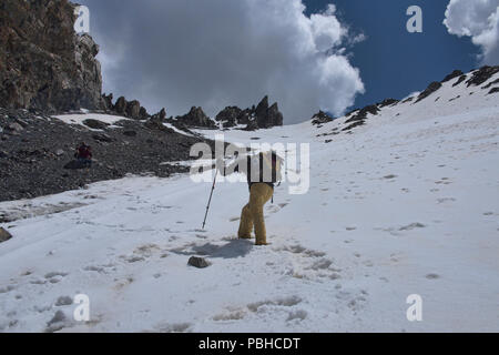 Aufsteigend die Sary Mogul Pass auf der epischen Höhen von Alay trek, Alay, Kirgisistan Stockfoto