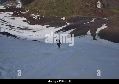 Aufsteigend die Sary Mogul Pass auf der epischen Höhen von Alay trek, Alay, Kirgisistan Stockfoto