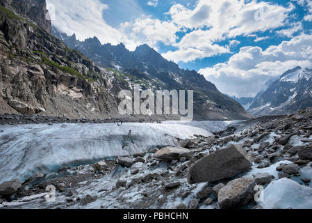 Zwei Kletterer üben Techniken auf Eis im Mer de Glace Gletscher, Mont Blanc Massiv, Haute Savoie, Chamonix, Frankreich Stockfoto