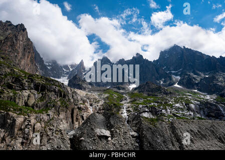 Aiguille des Grands Charmoz (3455m) bis in das Mer de Glace Gletscher, Chamonix, Haute Savoie, Frankreich Stockfoto