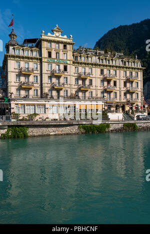 Hotel Central Continental vor der Aare durch Interlaken Stadt fließt, Region Berner Oberland, Schweiz Stockfoto