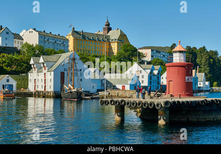 Leuchtturm am Eingang des Alten Hafens, Ålesund, Norwegen, Europa Stockfoto