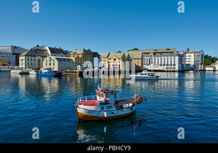 Kleine Fischereifahrzeug im alten Hafen von Ålesund, Norwegen, Europa Stockfoto