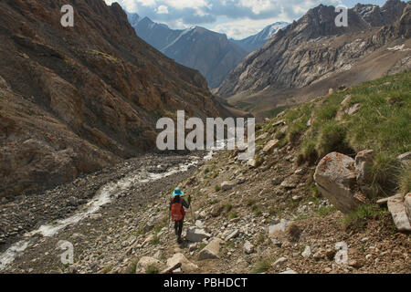 Trekker auf dem epischen Höhen von Alay route, Alay, Kirgistan Stockfoto