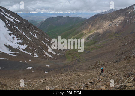 Trekker auf dem epischen Höhen von Alay route, Alay, Kirgistan Stockfoto