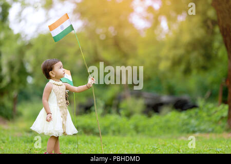 Indisches Mädchen Kind Holding indische Flagge Stockfoto