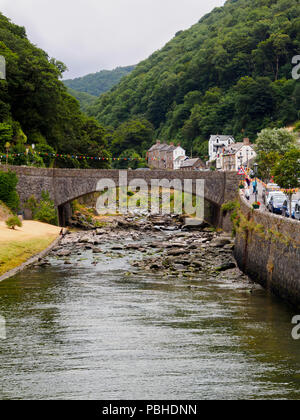 A39 Road Bridge Bögen über den Boulder übersäten Osten Lyn Fluss in Lynton, Devon, Großbritannien Stockfoto