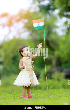 Indisches Mädchen Kind Holding indische Flagge Stockfoto