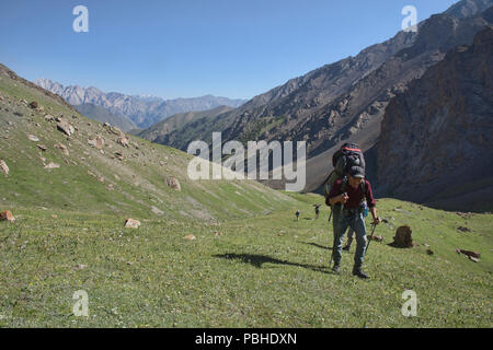 Trekker auf dem epischen Höhen von Alay route, Alay, Kirgistan Stockfoto