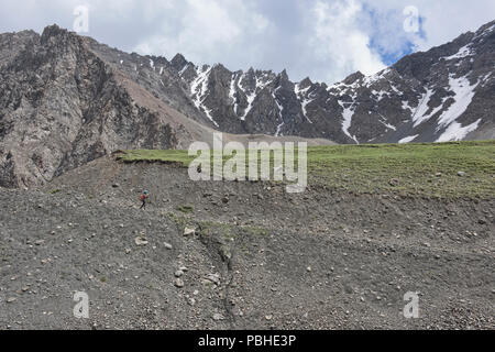 Trekker auf dem epischen Höhen von Alay route, Alay, Kirgistan Stockfoto