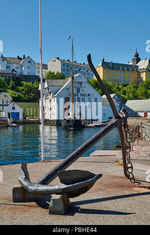 Anker bei Eingang des alten Hafens, Ålesund, Norwegen, Europa Stockfoto