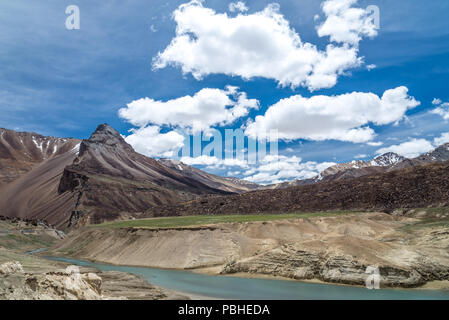 Schöne himalaya-Ansicht von ladakh Region (Manali - Leh Road), Ladakh, Kaschmir, Indien.Berglandschaft mit einem blauen Himmel Stockfoto