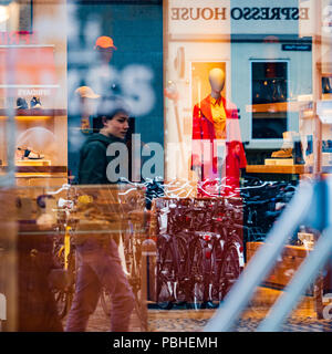 Hermes Anzeigefenster in Kopenhagen mit Reflexionen Stockfoto