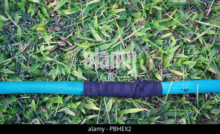 Gummischlauch für die Bewässerung von Pflanzen im Garten. Stockfoto