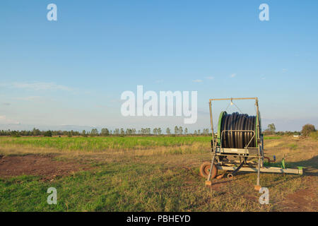 Water Pipeline auf den landwirtschaftlichen Bereich im Frühjahr. Stockfoto