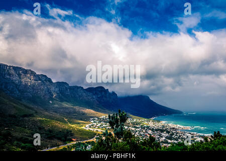 Blick von oben auf die Camps Bay Strand und zwölf Apostel von Lion's Head Trail, Kapstadt, Südafrika. Stockfoto