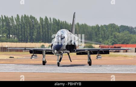 Royal Air Force BAe Hawk T.1 Rollen auf der Landebahn von RAF Fairford Teil im Static Display auf der 2018 Royal International Air Tattoo zu nehmen Stockfoto