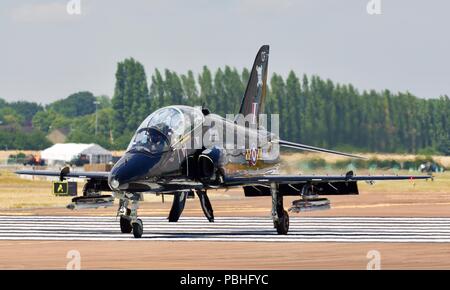 Royal Air Force BAe Hawk T.1 Rollen auf der Landebahn von RAF Fairford Teil im Static Display auf der 2018 Royal International Air Tattoo zu nehmen Stockfoto