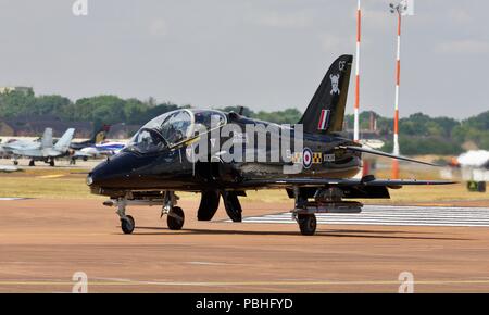 Royal Air Force BAe Hawk T.1 Rollen auf der Landebahn von RAF Fairford Teil im Static Display auf der 2018 Royal International Air Tattoo zu nehmen Stockfoto