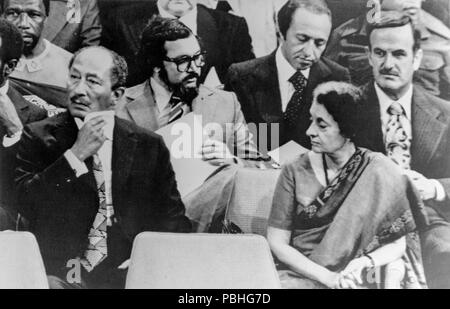 16. August 1976. Colombo, Sri Lanka. Der ägyptische Präsident Anwar Sadat, der Syrische Präsident Hafez al-Assad und indischen Premier Indira Gandhi, bei der Eröffnung der 5. Gipfeltreffen der Blockfreien Staaten. Stockfoto