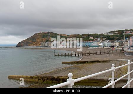 North Beach Marine Terrasse Aberystwyth Wales an einem bewölkten Tag Stockfoto