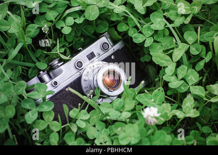 Kamera im grünen Gras mit einer geringen Tiefenschärfe Stockfoto