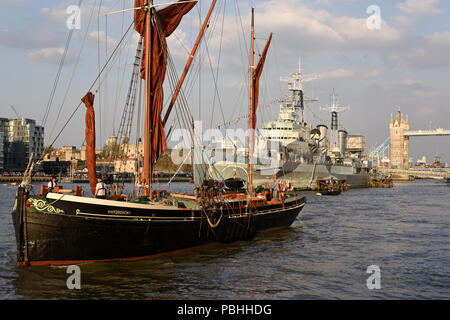 Die Sailing Barge, Wasserstoff, HMS Belfast, Tower of London und die Tower Bridge, die Themse in London. Stockfoto