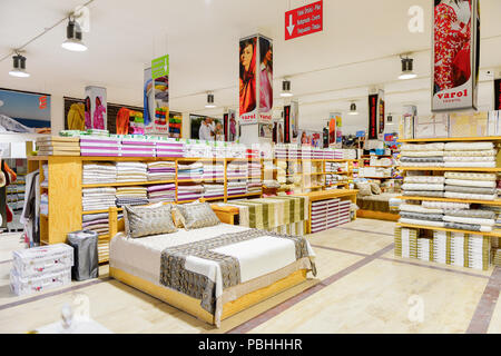 PAMUKKALE, Türkei - 18.April 2015: Varol Textilien Factory Shop in der Türkei. Varol Textilfabrik wurde 1969 eröffnet Stockfoto