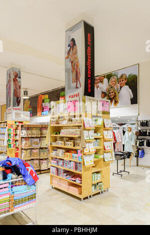PAMUKKALE, Türkei - 18.April 2015: Varol Textilien Factory Shop in der Türkei. Varol Textilfabrik wurde 1969 eröffnet Stockfoto