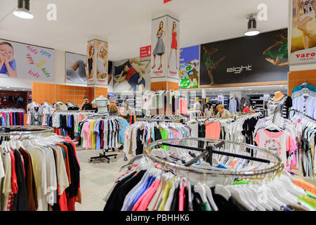 PAMUKKALE, Türkei - 18.April 2015: Varol Textilien Factory Shop in der Türkei. Varol Textilfabrik wurde 1969 eröffnet Stockfoto
