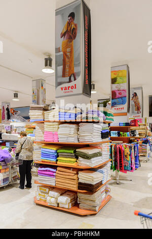 PAMUKKALE, Türkei - 18.April 2015: Varol Textilien Factory Shop in der Türkei. Varol Textilfabrik wurde 1969 eröffnet Stockfoto