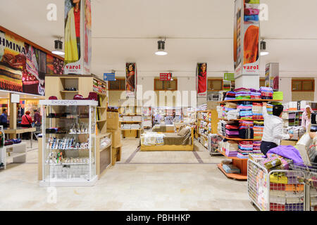 PAMUKKALE, Türkei - 18.April 2015: Varol Textilien Factory Shop in der Türkei. Varol Textilfabrik wurde 1969 eröffnet Stockfoto