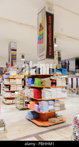 PAMUKKALE, Türkei - 18.April 2015: Varol Textilien Factory Shop in der Türkei. Varol Textilfabrik wurde 1969 eröffnet Stockfoto