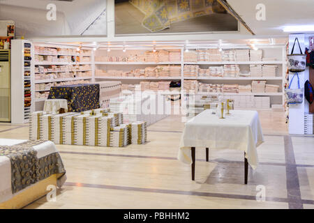 PAMUKKALE, Türkei - 18.April 2015: Varol Textilien Factory Shop in der Türkei. Varol Textilfabrik wurde 1969 eröffnet Stockfoto