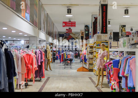 PAMUKKALE, Türkei - 18.April 2015: Varol Textilien Factory Shop in der Türkei. Varol Textilfabrik wurde 1969 eröffnet Stockfoto