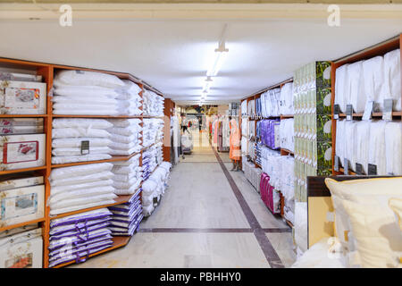 PAMUKKALE, Türkei - 18.April 2015: Varol Textilien Factory Shop in der Türkei. Varol Textilfabrik wurde 1969 eröffnet Stockfoto