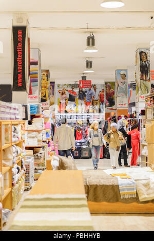 PAMUKKALE, Türkei - 18.April 2015: Varol Textilien Factory Shop in der Türkei. Varol Textilfabrik wurde 1969 eröffnet Stockfoto