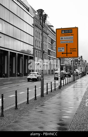 Straßenverkehr in der Leipziger Straße in Berlin. Stockfoto