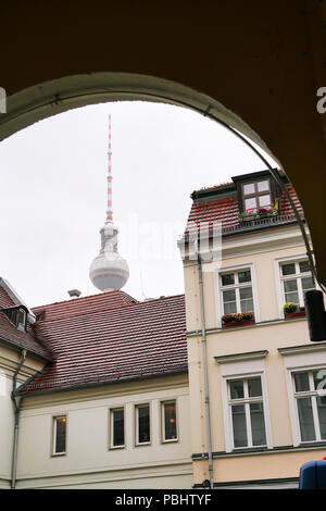 Blick vom Nikolaiviertel in Berlin auf dem Fernsehturm Stockfoto