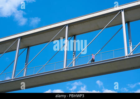 Fußgänger auf einer Brücke im Regierungsviertel in Berlin Stockfoto