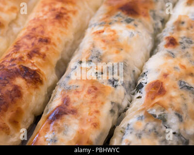 Käse und Spinat pie Nahaufnahme, Ansicht von oben Stockfoto