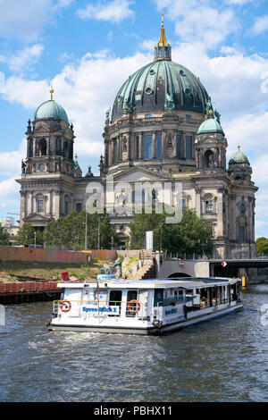 Berliner Dom und Exkursion Boot auf der Spree Stockfoto