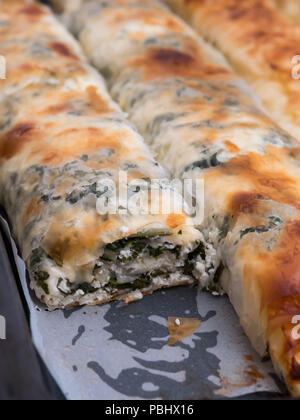 Frischer Käse und Spinat Kuchen in Backform Nahaufnahme Stockfoto